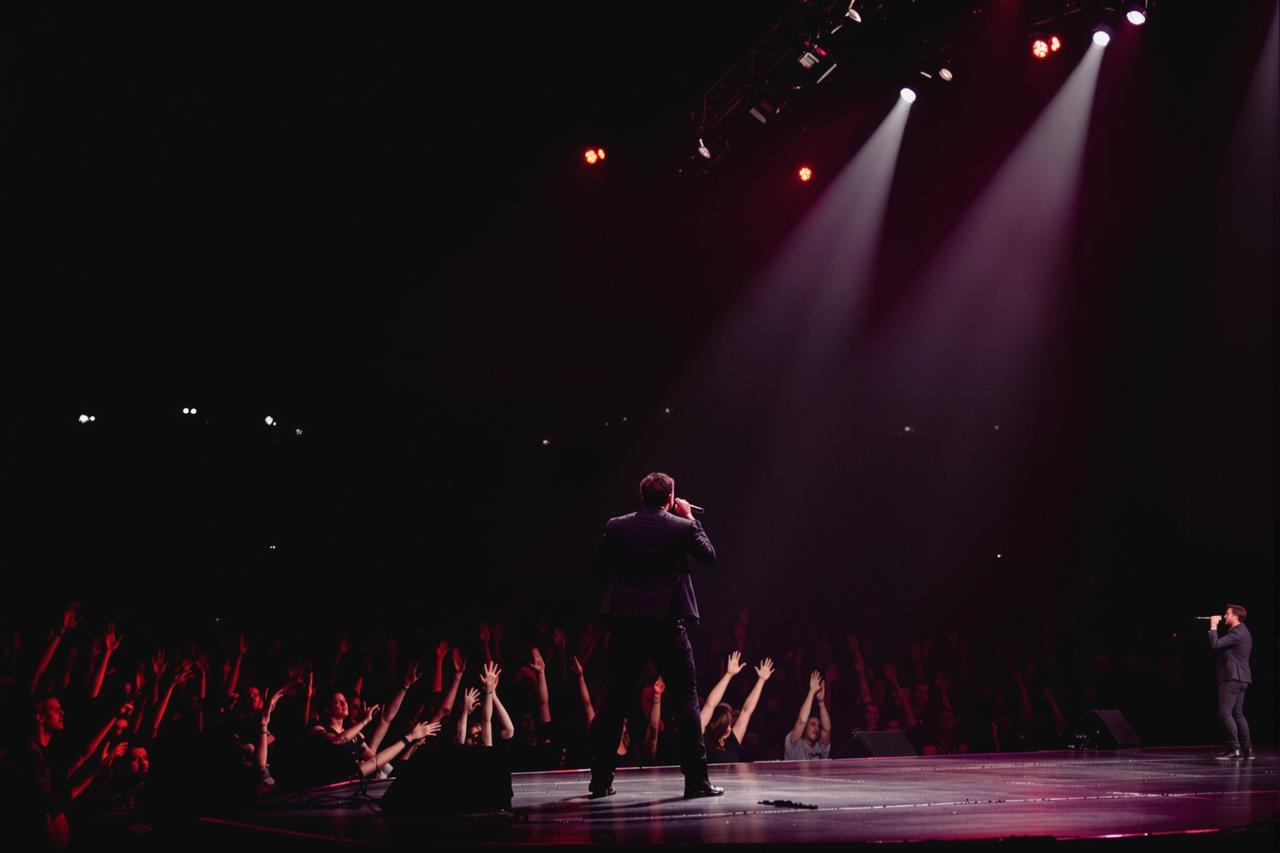 知名歌手演唱会假唱被现场观众录视频实锤，票价高达3000元